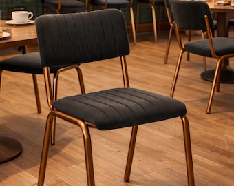 Fluwelen moderne woonkamerstoel uit het midden van de eeuw, gestoffeerde bistrostoel, stapelbare stoel accent, interieur restaurant en hotel