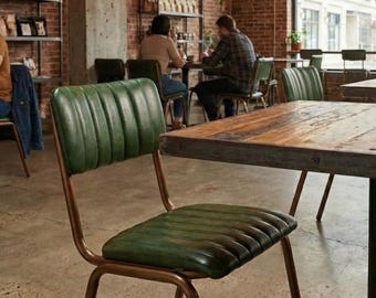 Moderne metalen eetkamerstoel uit het midden van de eeuw, met accent gestoffeerde leren stoel, restaurant- en hotelinterieur, industrieel primitief meubilair