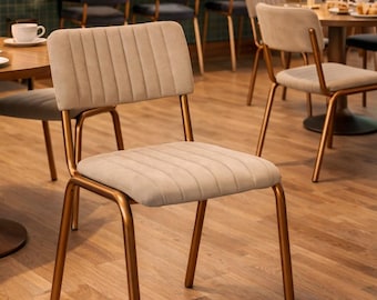 Fluwelen moderne woonkamerstoel uit het midden van de eeuw, gestoffeerde bistrostoel, stapelbare stoel accent, interieur restaurant en hotel