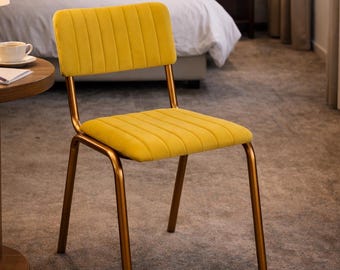 Fluwelen moderne woonkamerstoel uit het midden van de eeuw, gestoffeerde bistrostoel, stapelbare stoel accent, interieur restaurant en hotel