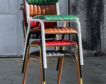 Moderne metalen eetkamerstoel uit het midden van de eeuw, met accent gestoffeerde leren stoel, restaurant- en hotelinterieur, industrieel primitief meubilair