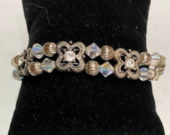 Brazalete con cuentas y flores plateadas