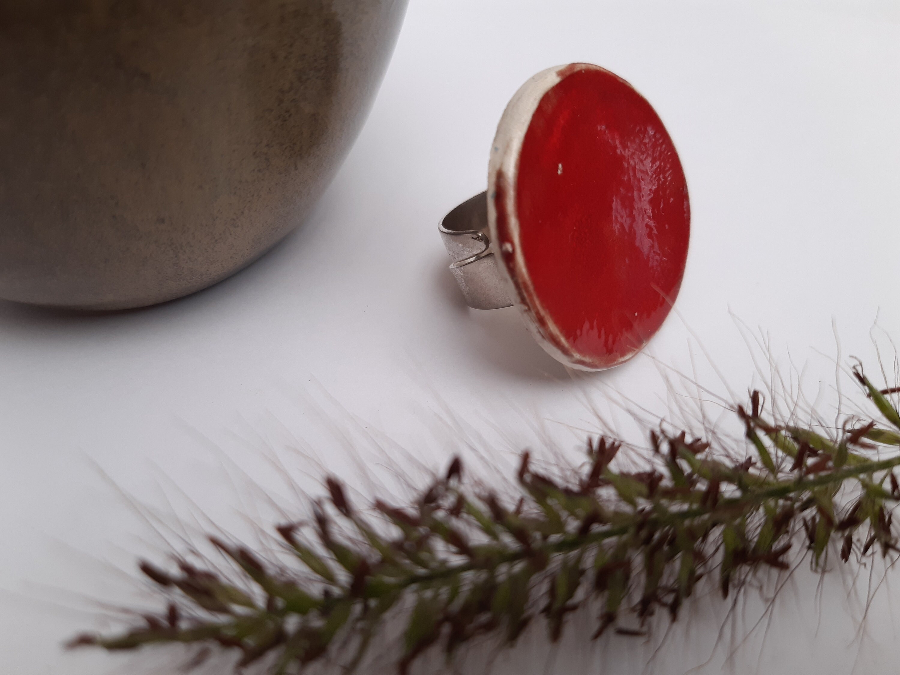 Big red round ceramic ring (adjustable)