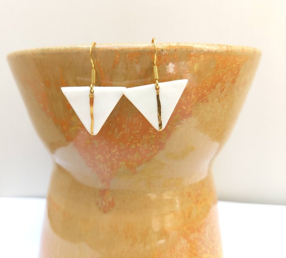 White golden triangle earrings, stripes gold