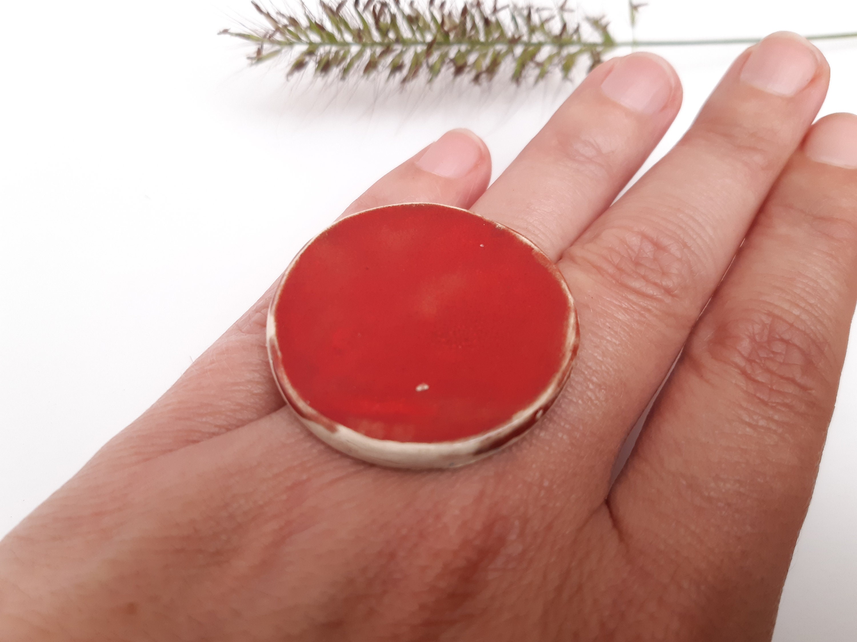 Big red round ceramic ring (adjustable)