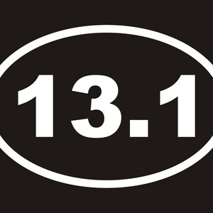 Puede incluir: Pegatina ovalada blanca con el n&uacute;mero 13.1 en negrita blanca.