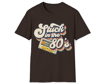Coincé dans le T-shirt Softstyle unisexe des années 80, j'aime les années 80, le t-shirt des années 80, la mode des années 80, coincé dans les années 80