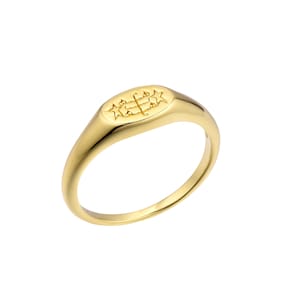 Peut inclure: Une bague signet en or avec un motif d'étoile sur le dessus.