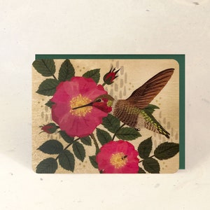 Biglietto d&#39;auguri in legno sostenibile con colibrì e rosa selvatica