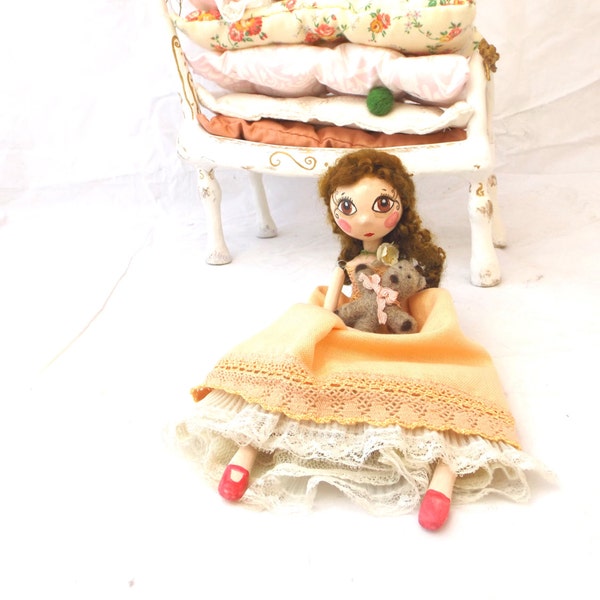 Princesa y el arte de guisante muñeca, muñeca de papel arcilla artista con cama y muebles, dormitorio de casa de muñecas única, hecha a mano ooak romántico marioneta.