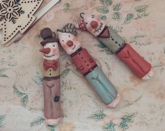 Tre pupazzi di neve per decoare l'albero di Natale o come regalo natalizio, mini doll che sono pezzi unici da appendere ispirati all'inverno