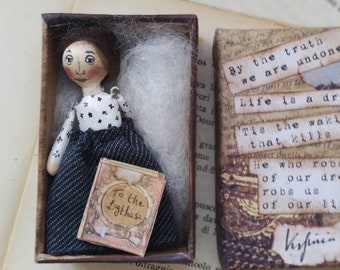 Virginia Woolf mini doll in a box with a book miniature. She is a pocket doll with a literary qutes inspired by dream.