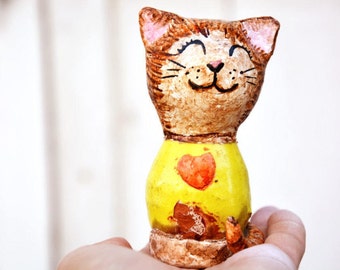 Gatto felice "Molly", statuina gatto sorridente, mixed media giallo limone con un cuore rosso, scultura dolce gattino per amanti dei gatti.