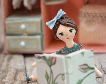 Bambola in miniatura e accessori in scatola casa di bambola. Diorama in scatola ispirato alle favole, fiaba a scelta, bambola con guardaroba