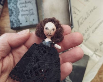 Mary Shelley mini doll in una scatola letteraria MADE TO ORDER