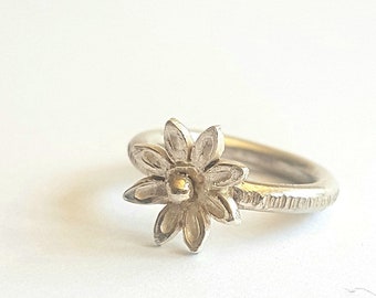 Silver Daisy ring // flower ring with hammered effect