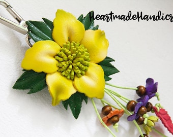 Pendant / keyring leather pendant flowers