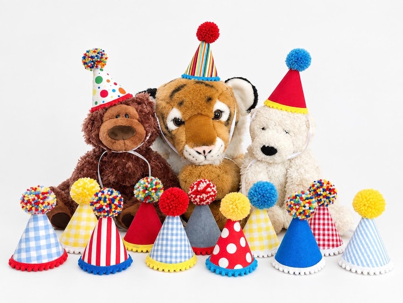 Pode incluir: Uma cole&ccedil;&atilde;o de pequenos chap&eacute;us de festa c&oacute;nicos em v&aacute;rias cores e padr&otilde;es, incluindo xadrez, riscas e bolinhas, cada um rematado com um pompom colorido. Tr&ecirc;s animais de peluche, um urso castanho, um tigre e um urso branco, usam chap&eacute;us semelhantes.