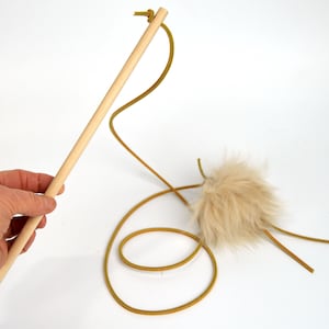 Whisker Wiggler Cat Toy – Tan Floofy Sheepskin & Teaser Wand | Natural Interactive Toy for Cats