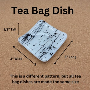 Puede incluir: Un plato para bolsitas de t&eacute; de vidrio blanco con remolinos y motas negras. El plato mide 7,6 cm de largo, 7,6 cm de ancho y 1,3 cm de alto.