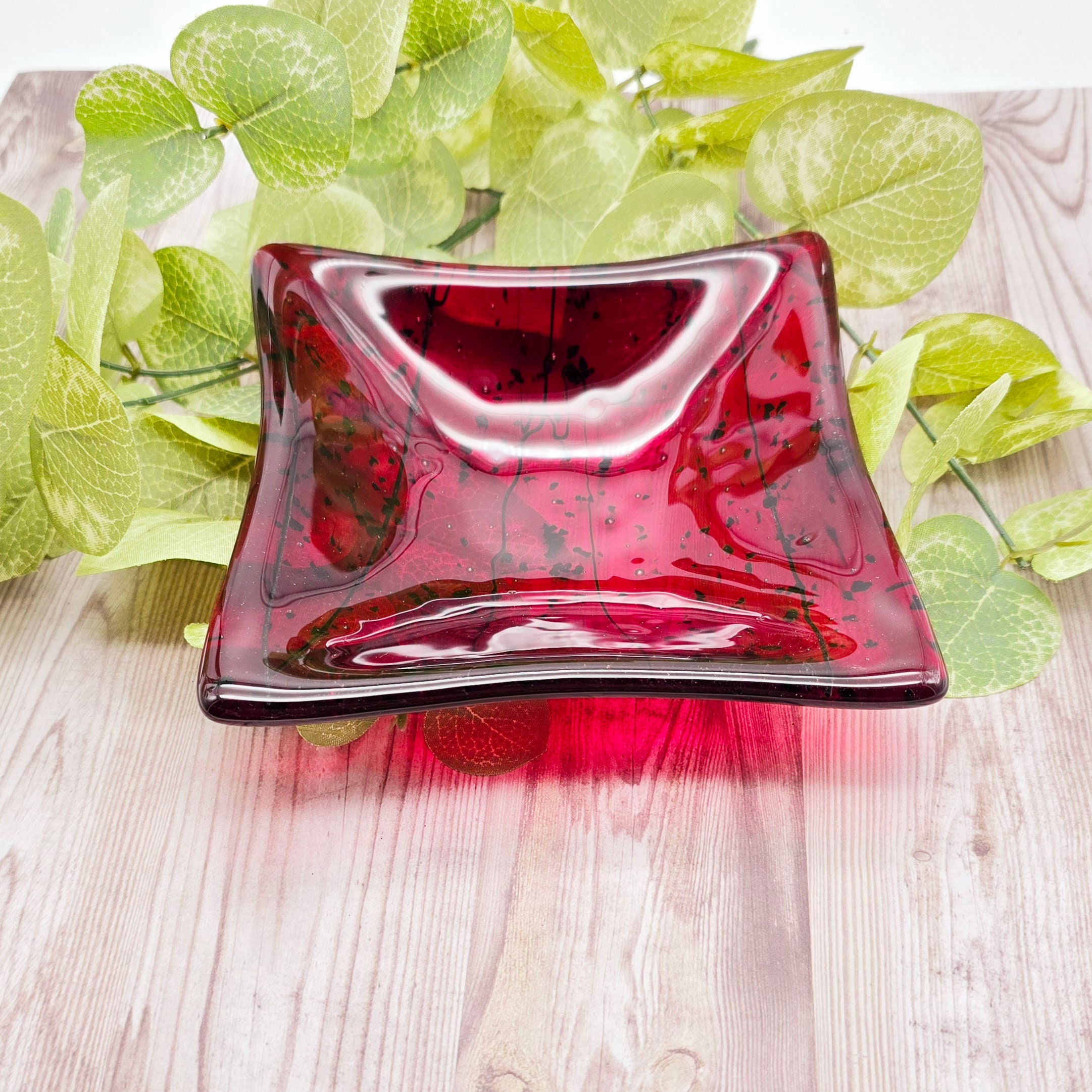 赤色ガラス製四角灰皿 Sup 楽天市場】灰皿 ガラス 四角の通販 赤色