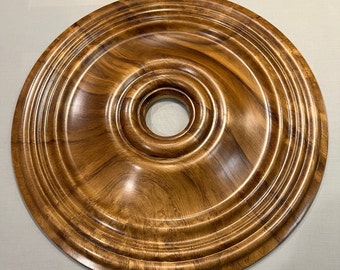 Medaglione da soffitto in noce dipinto a mano, unico nel suo genere, 21 pollici, venature del legno di noce finto. Complementi dipinti a mano per mobili Baker e metà secolo.