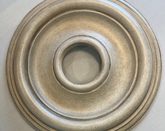 Elegante medaglione da soffitto 12 pollici in finto legno dipinto a mano. integra Arhaus e hardware per restauro. Acero Grigio unico nel suo genere.