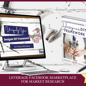 Può includere: Uno schermo del computer che mostra un corso intitolato "Uniquely You Designer DIY Framework for Furniture Refinishing". Un libro intitolato "Designer DIY Framework Furniture Re-Design Workbook" è mostrato accanto al computer. La copertina del libro presenta una persona che tiene dei pennelli.