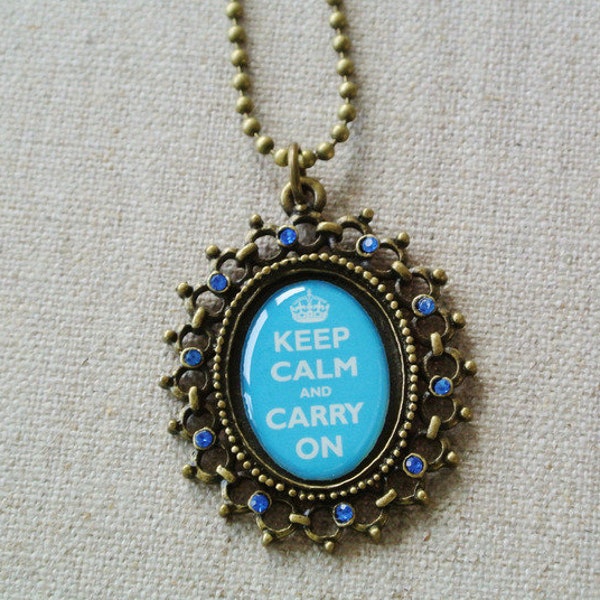 1 pcs.collier cristal bleu « Restez calme et continuez »