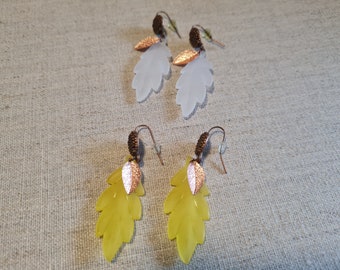 1 pair of earrings leaves white or yellow
