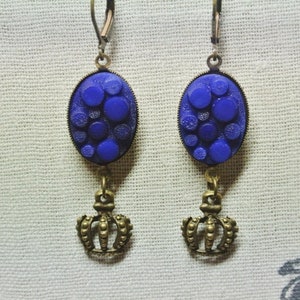 1 Pair Op Art Earrings Royal Blue Crown