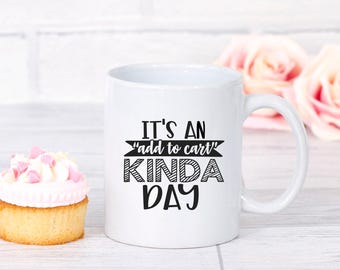 Zabawny kubek na kawę: „To taki dzień, kiedy dodaje się produkty do koszyka” – Humor zakupowy, kubek na kawę 11 uncji.