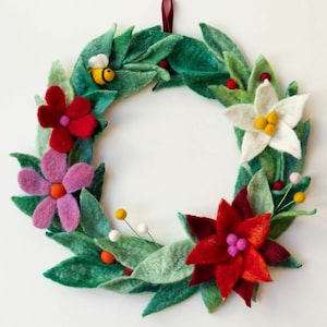 Handmade Felt Christmas Wreath: Festive Holiday Decor
