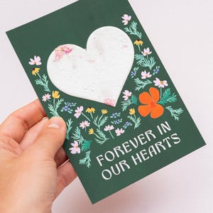 Sympathy & Remembrance Card, Forever in Our Hearts-cadeau, gepersonaliseerde herdenkingskaart, viering van het leven, verlies van geliefde, op geheugenkaart