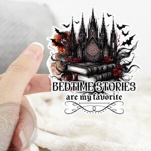 Puede incluir: Una ilustraci&oacute;n en blanco y negro de una catedral g&oacute;tica con libros y rosas. El texto "Bedtime Stories are my favorite" est&aacute; escrito debajo de la imagen.