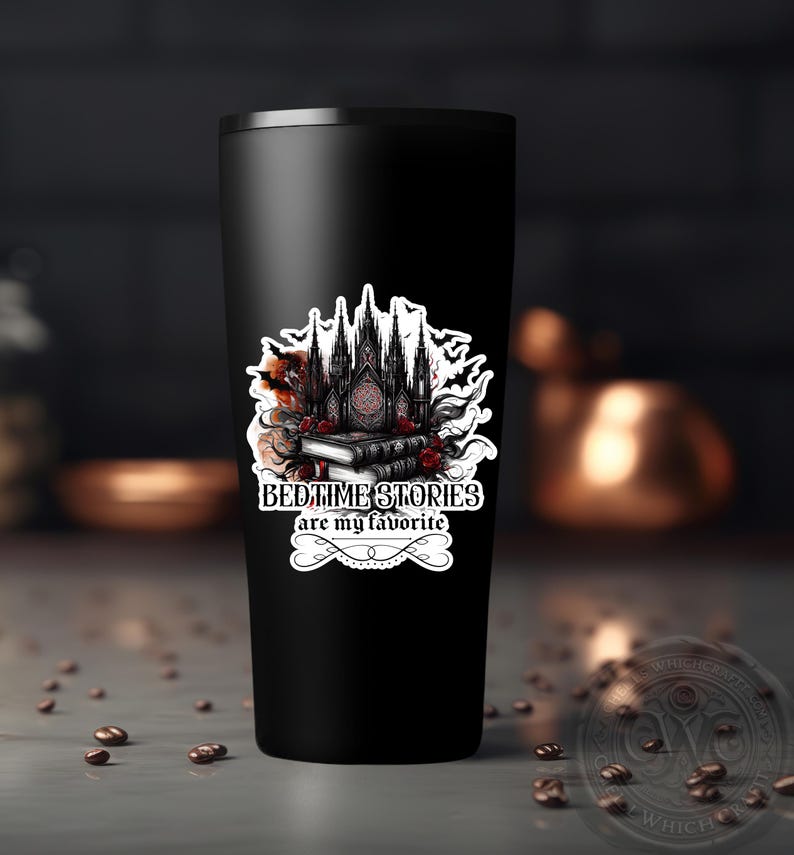 Puede incluir: Un vaso de acero inoxidable negro con una pegatina blanca que muestra una catedral g&oacute;tica, libros y el texto "Las historias para dormir son mis favoritas".