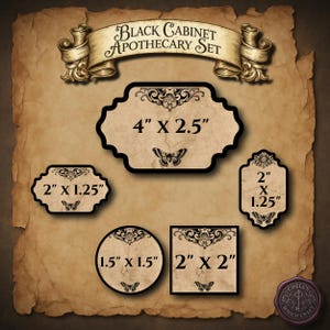 Op de afbeelding: Een Black Cabinet Apothecary Set met vijf beige labels met zwarte sierlijke randen, vlinderillustraties en afmetingen: 10,16 x 6,35 cm, 5,08 x 3,18 cm, 3,81 x 3,81 cm en 5,08 x 5,08 cm, gepresenteerd op een vintage perkamenten achtergrond.