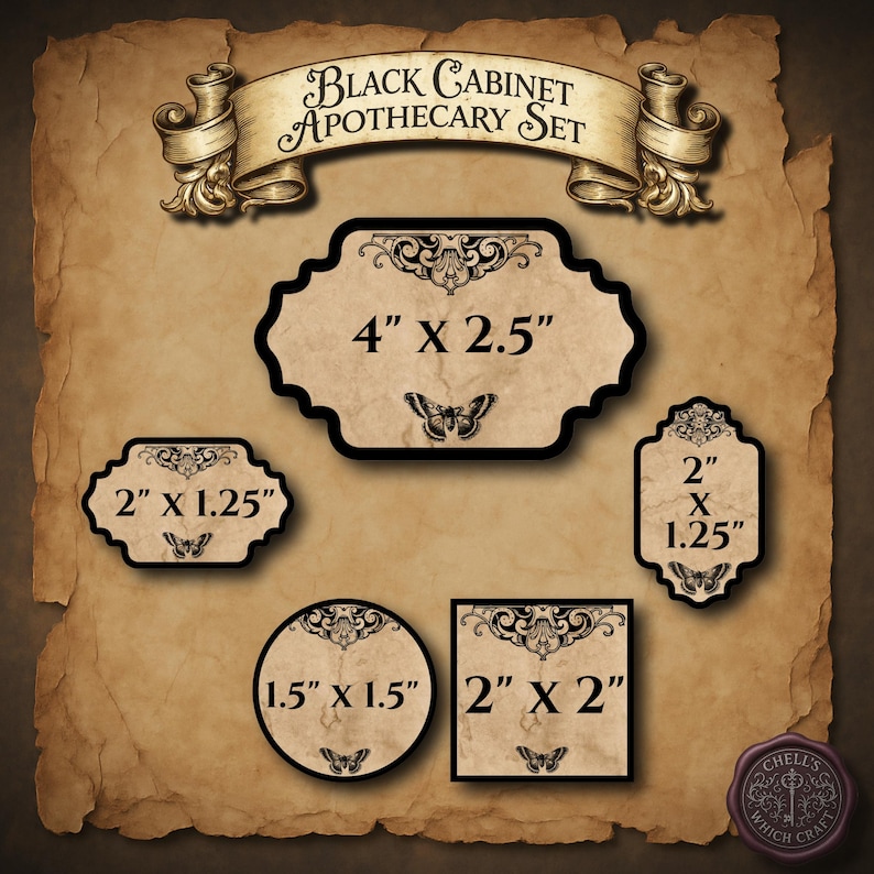 Op de afbeelding: Een Black Cabinet Apothecary Set met vijf beige labels met zwarte sierlijke randen, vlinderillustraties en afmetingen: 10,16 x 6,35 cm, 5,08 x 3,18 cm, 3,81 x 3,81 cm en 5,08 x 5,08 cm, gepresenteerd op een vintage perkamenten achtergrond.