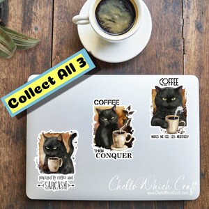 Puede incluir: Un port&aacute;til con tres pegatinas de gatos negros sosteniendo tazas de caf&eacute;. Las pegatinas tienen texto: "Powered by coffee and sarcasm", "Coffee then conquer", y "Coffee makes me feel less murdery". Una taza de caf&eacute; est&aacute; arriba.