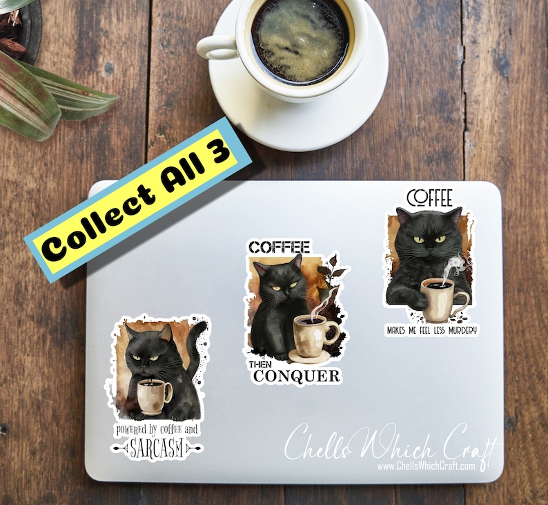 Puede incluir: Un port&aacute;til con tres pegatinas de gatos negros sosteniendo tazas de caf&eacute;. Las pegatinas tienen texto: "Powered by coffee and sarcasm", "Coffee then conquer", y "Coffee makes me feel less murdery". Una taza de caf&eacute; est&aacute; arriba.