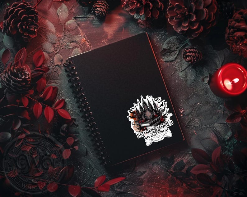 Puede incluir: Un cuaderno negro de espiral con una pegatina en la portada. La pegatina presenta una ilustraci&oacute;n en blanco y negro de un edificio g&oacute;tico con el texto "Bedtime Stories are my favorite".