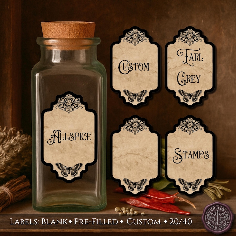Op de afbeelding: Een rechthoekige fles van helder glas met een kurk en een decoratief etiket met de tekst Allspice. Vier extra etiketten zijn inbegrepen, voorzien van sierlijke zwarte randen, vlinderillustraties en de tekst Custom, Earl Grey en Stamps.