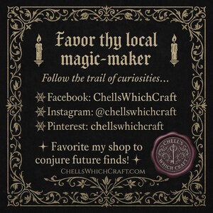 Puede incluir: Fondo negro con borde dorado ornamentado y texto. El texto dice "Favor thy local magic-maker" y "Follow the trail of curiosities..." con identificadores de redes sociales. Un sello morado con una llave est&aacute; en la esquina inferior derecha.