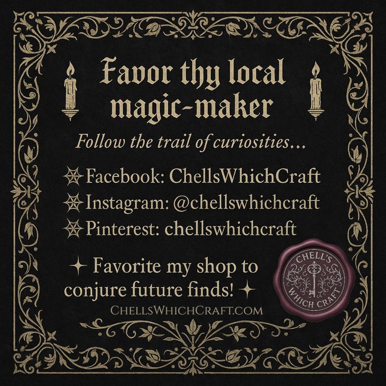 Puede incluir: Fondo negro con borde dorado ornamentado y texto. El texto dice "Favor thy local magic-maker" y "Follow the trail of curiosities..." con identificadores de redes sociales. Un sello morado con una llave est&aacute; en la esquina inferior derecha.