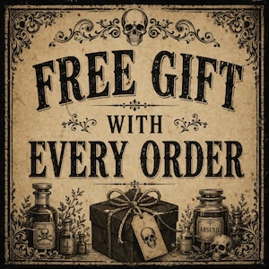 Op de afbeelding: Een vierkant bord met een vintage beige achtergrond en zwarte sierlijke randen. De tekst luidt FREE GIFT WITH EVERY ORDER. Het ontwerp bevat een schedel bovenaan, een centraal geschenkdoosje met een schedellabel en diverse apothekersflessen met de tekst POISON en ARSENIC.