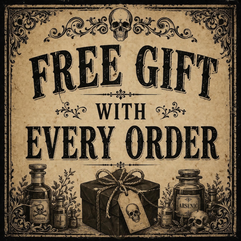 Op de afbeelding: Een vierkant bord met een vintage beige achtergrond en zwarte sierlijke randen. De tekst luidt FREE GIFT WITH EVERY ORDER. Het ontwerp bevat een schedel bovenaan, een centraal geschenkdoosje met een schedellabel en diverse apothekersflessen met de tekst POISON en ARSENIC.