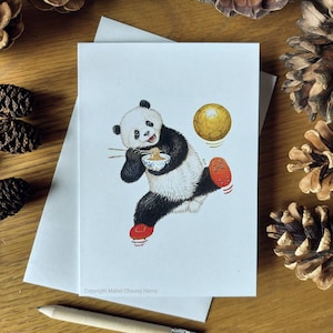 Biglietto di auguri x3: Panda gigante che mangia noodles e gioca a calcio