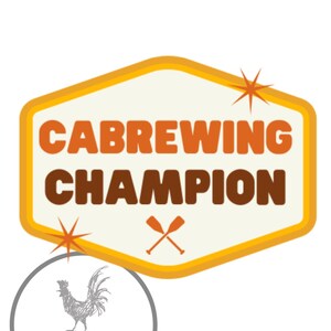 Op de afbeelding: Een zeshoekig badge in geel en oranje met de tekst "CABREWING CHAMPION" in bruine en oranje letters. Onder de tekst bevindt zich een paar gekruiste roeispanen. Onder het badge bevindt zich een grijs haanlogo met de tekst "GREEN ACRES Maker".