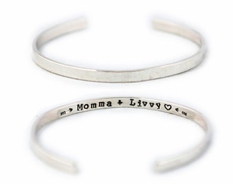 Brazalete de plata de ley con mensaje oculto y grabado a mano
