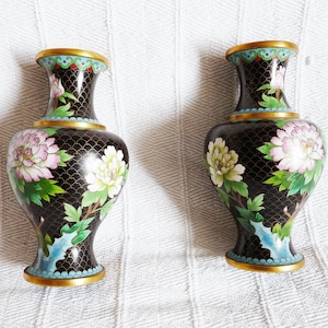 Jarrones chinos de cloisonné, par a juego, de la mejor calidad, 21 x 11 centímetros, adquiridos en China en 1950.